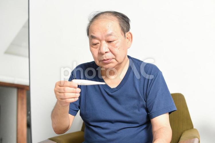 体温計を持つ高齢者男性 男性,シニア,検温の写真素材