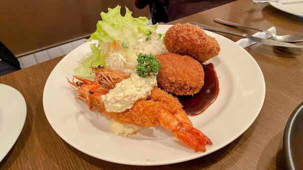 エビフライとカニクリームコロッケ 洋食,エビフライ,デミグラスソースの写真素材