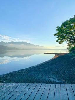 朝の山中湖 朝の山中湖 朝焼け,山中湖,鏡面の写真素材