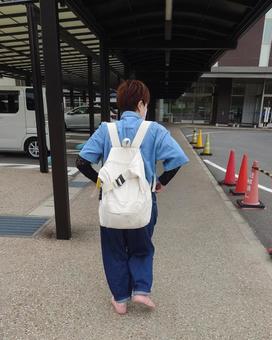ストリートを歩く女 ストリートを歩く女 ストリート,道,街の写真素材