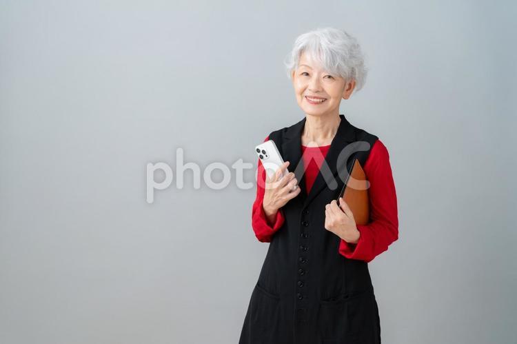 グレーバックのシニアのビジネスウーマン ビジネス,女性,シニアの写真素材