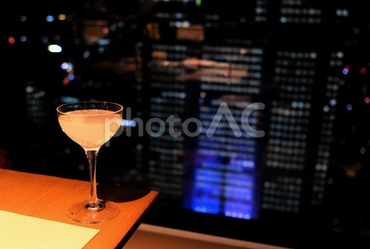 夜景を背景にした白いカクテル カクテル,お酒,白いの写真素材