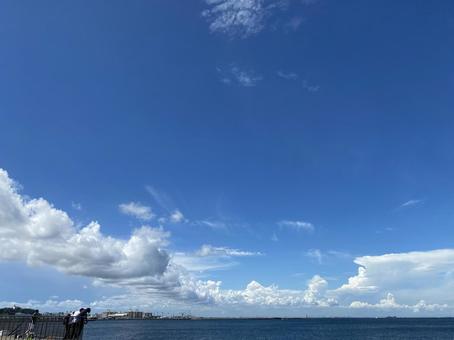 青空と釣りをする人々 青空と釣りをする人々の写真