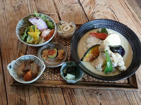 チキンのグリーンカレー～小鉢+サラダの写真