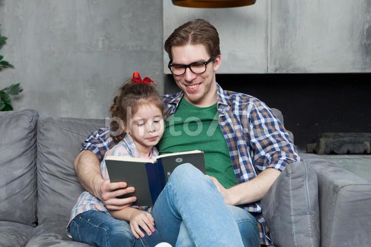 本を読む父と娘 親子,読書,外国人の写真素材