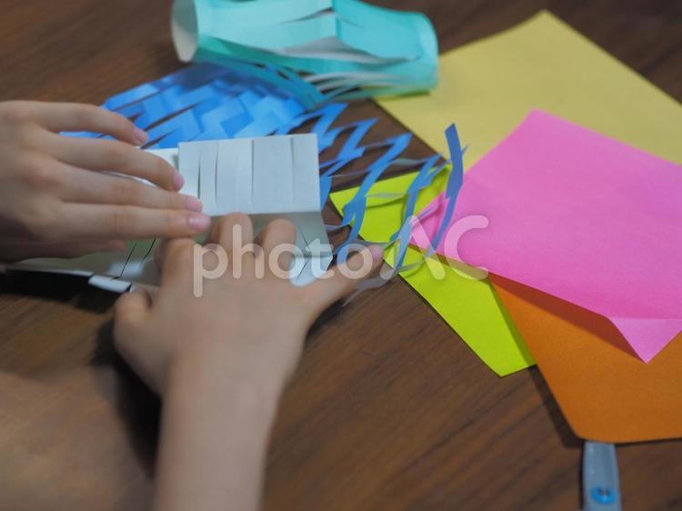 七夕飾り（網飾り）を作る子供の手 七夕飾り,七夕,網飾りの写真素材