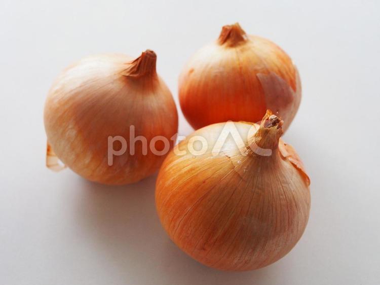 テーブルに3つ置かれた玉ねぎ 玉葱,玉ネギ,たまねぎの写真素材