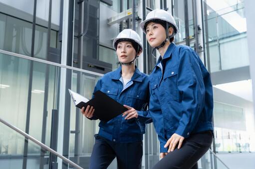 ビルメンテナンスする女性エンジニア 不動産,エンジニア,メンテナンスの写真素材