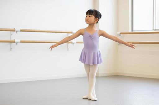 バレエレッスンを受ける女の子 バレエレッスンを受ける女の子の写真