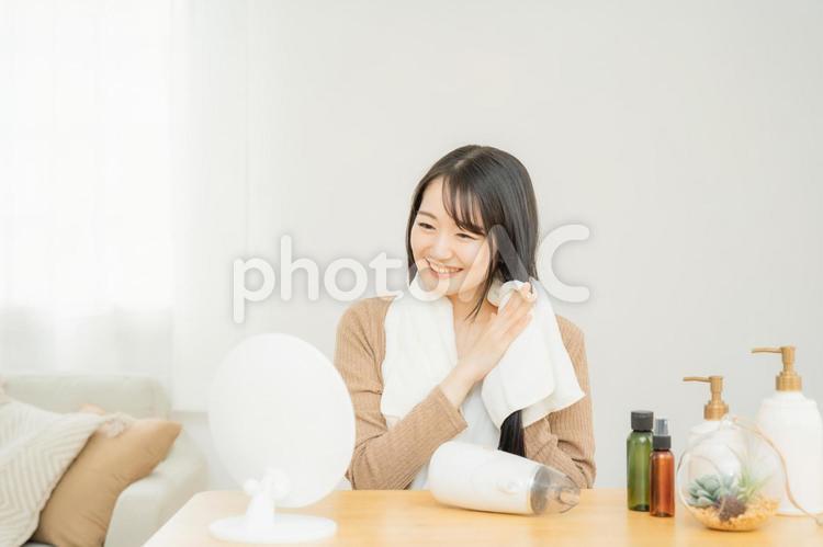 お風呂上がりにタオルドライする女性 ヘアドライ,ヘアケア,髪の毛の写真素材