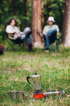 キャンプ用品と人物 コーヒー,エスプレッソメーカー,マグカップの写真素材