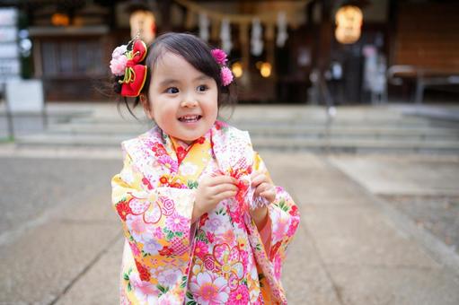 笑顔で横を見る女の子 笑顔で横を見る女の子の写真