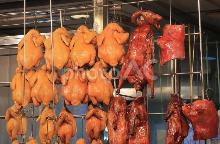 香港の市場で売られている鳥の丸焼き 鳥,丸焼き,鶏の写真素材