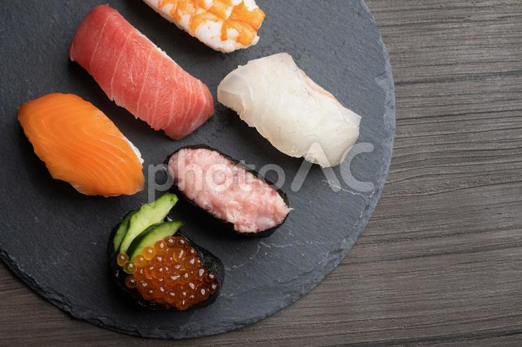 ストーンプレートに置いた寿司 寿司,握りずし,食事の写真素材