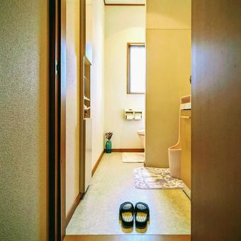 家のトイレルーム 家のトイレルーム トイレルーム,スリッパ,臭いの写真素材