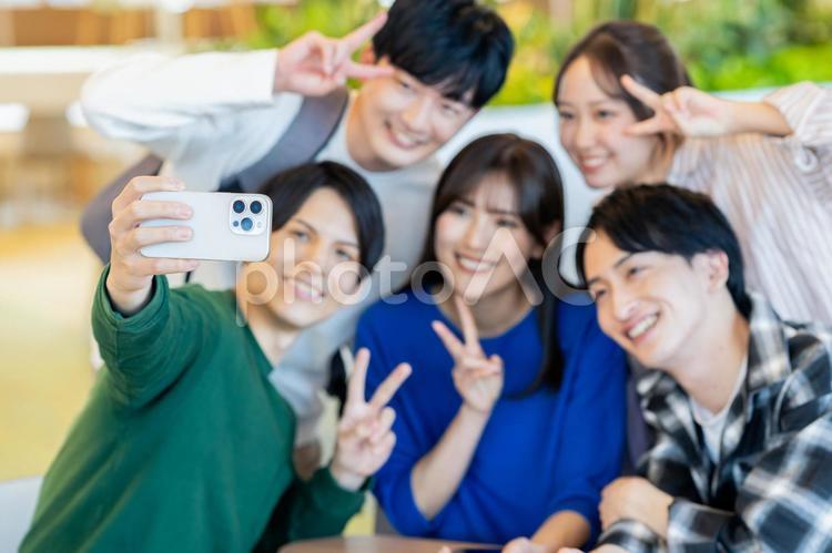 写真を撮る大学生 スマホ,写真,大学生の写真素材
