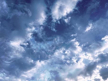 光を飲み込む雲 不気味,空,雲の写真素材