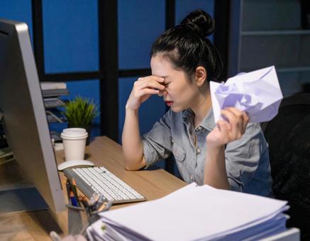 残業とストレスで限界を迎えた女性会社員 残業とストレスで限界を迎えた女性会社員の写真