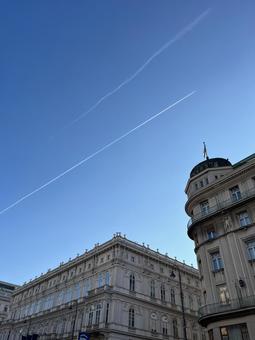 ヨーロッパの空と飛行機雲 飛行機雲,風景,青空の写真素材