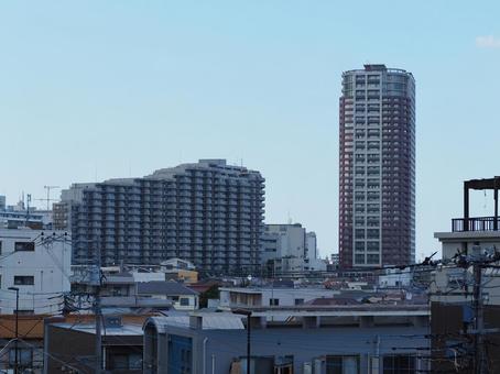 狭苦しい町並みとタワーマンション 狭苦しい町並みとタワーマンション 東京,狭い,東京郊外の写真素材