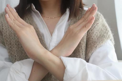 バツポーズの女性 バツ,バツポーズ,ばつの写真素材