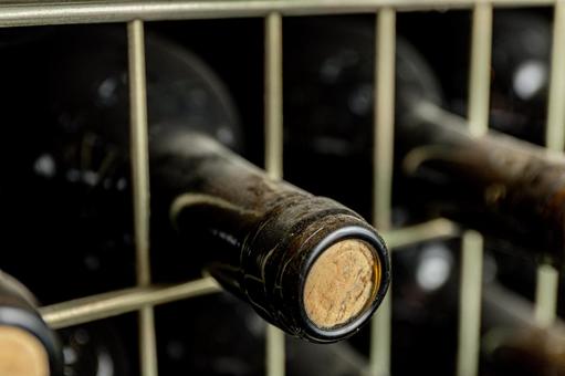 コルクが付いている酒瓶 コルクが付いている酒瓶 ワインボトル,ワイン,酒瓶の写真素材