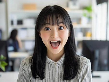 驚いた表情の女性 驚いた表情の女性の写真