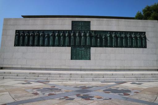 歴史刻む壮大な石碑と広場 記念碑,石碑,聖人像の写真素材