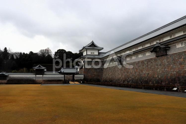 木造で再建された金沢城五十間櫓と橋爪門 橋爪門,橋爪櫓,五十間長屋の写真素材