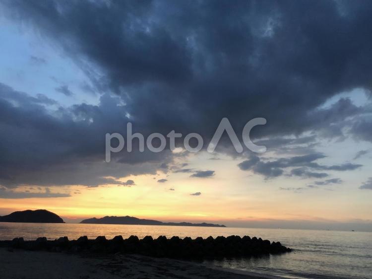 夕暮れの海～防波堤 夕暮れ,海,夕方の写真素材