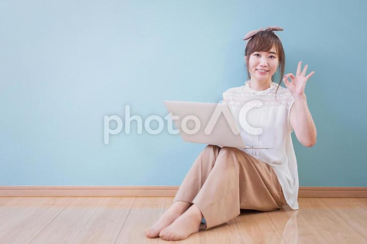 OKサイン　ノートパソコンを操作する女性 テレワーク,副業,オンラインの写真素材