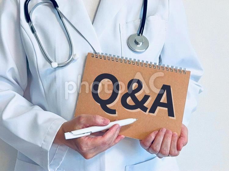 Q&Aと書かれたノートを持つ女性医師 q&a,女医,医師の写真素材