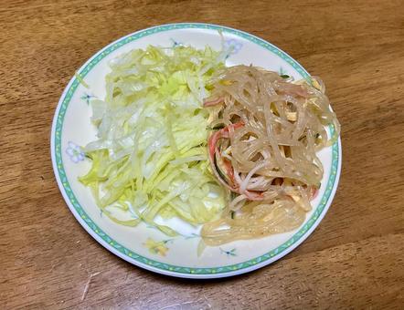 レタスの千切りと春雨サラダ レタスの千切りと春雨サラダ レタス,千切り,野菜の写真素材