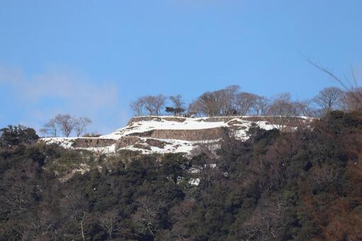 快晴の冬空の下に雪の鳥取天守跡 鳥取城跡,天守跡,石垣の写真素材