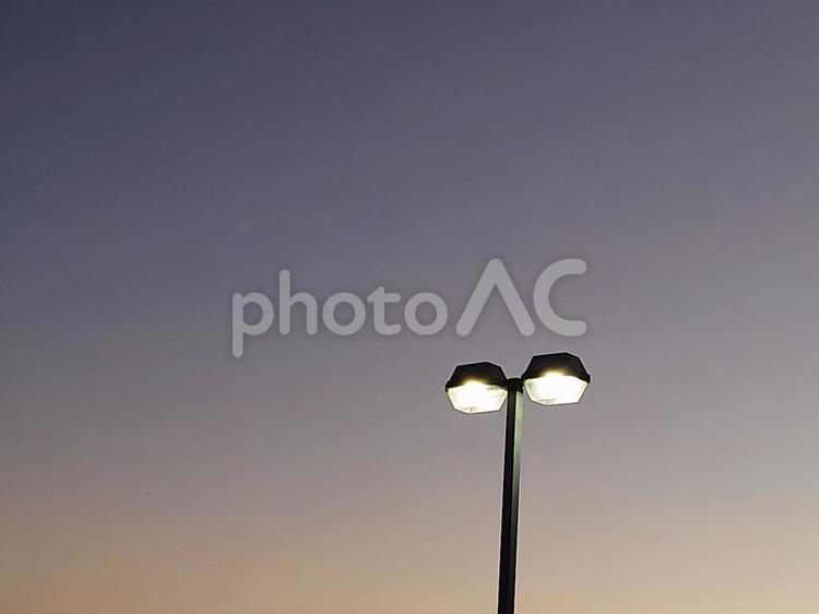 日暮れの空と街路灯04 日暮れ,屋外で,街路灯の写真素材