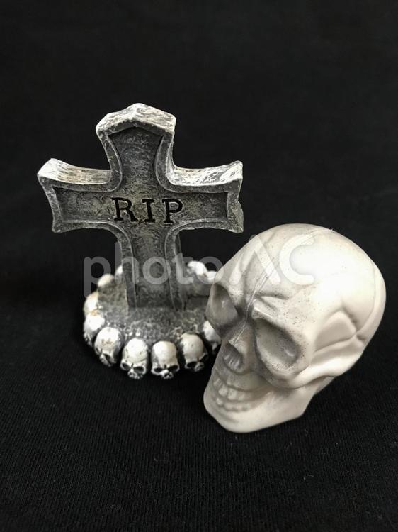 西洋風のお墓とドクロ、墓石、ハロウィンイメージ（縦位置） ハロウィン,ハロウィーン,ドクロの写真素材