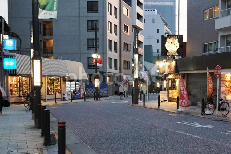 夕暮れの商店街 北馬場参道通り商店街,品川区,参道の写真素材