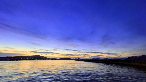 防波堤の先に広がる夕暮れ-03 防波堤の先に広がる夕暮れ-03 今治市,今治港,海の写真素材