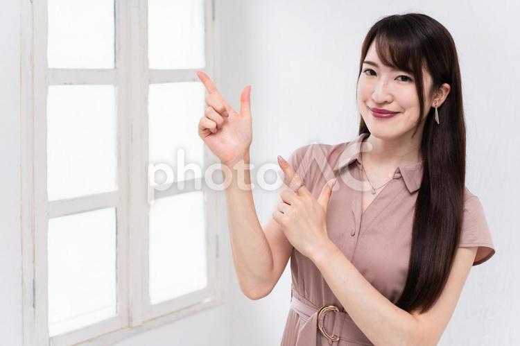 指を差す女性 女性,人物,指を指すの写真素材