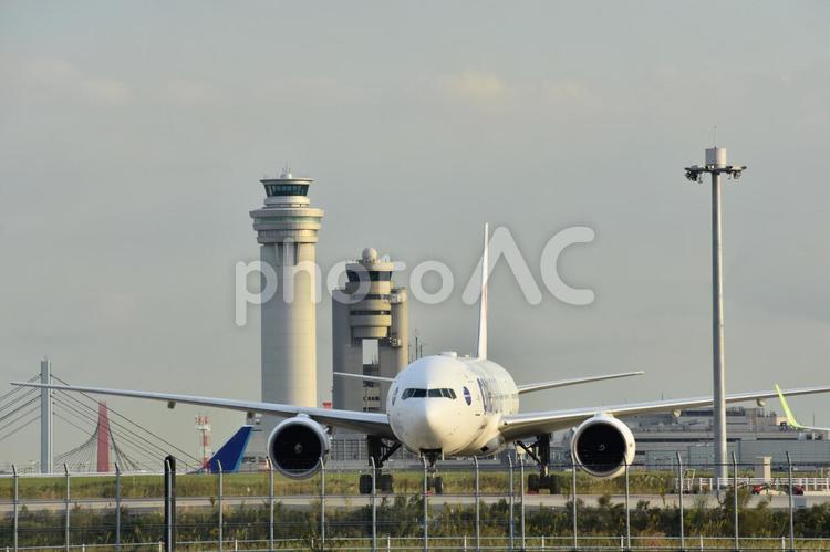 羽田空港 管制塔とジャンボジェット機 羽田空港,国際空港,空港の写真素材