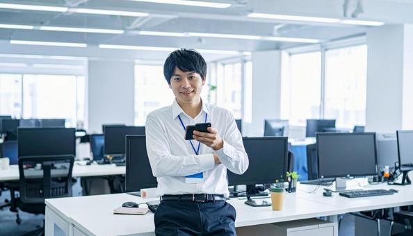 オフィスで働く日本人システムエンジニア オフィスで働く日本人システムエンジニアの写真