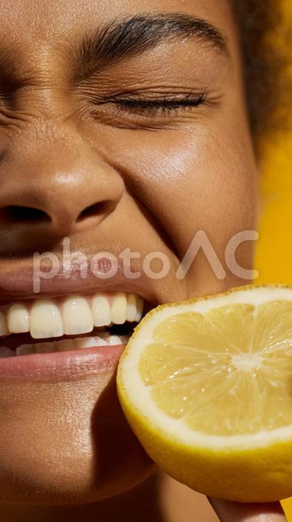 酸っぱさに顔をしかめる人物 レモン,顔,人物の写真素材