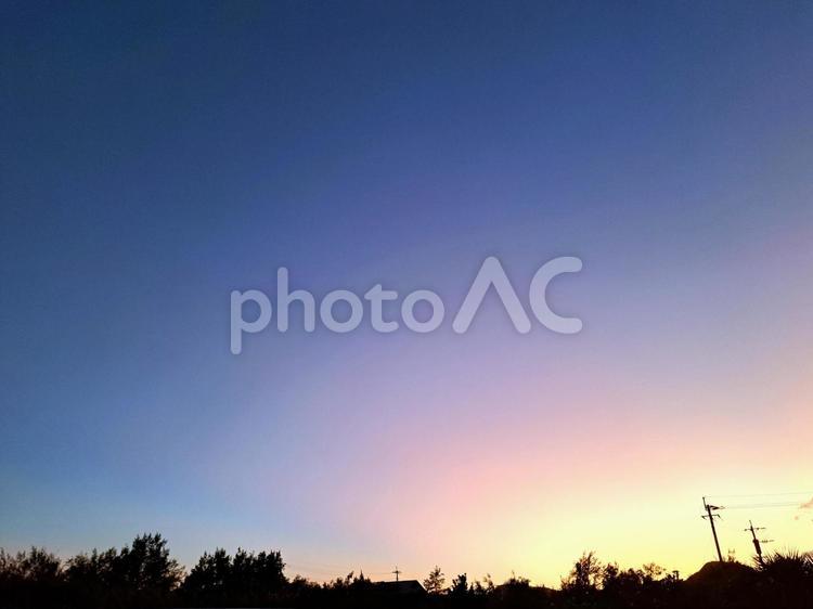 夕暮れの景色　空 夕焼け空,空,ちぎれ雲の写真素材