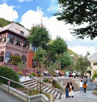 風見鶏の館と観光客・神戸北野異人館 風見鶏の館と観光客・神戸北野異人館の写真