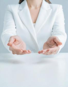 手を差し出している白衣の女性 手を差し出している白衣の女性の写真