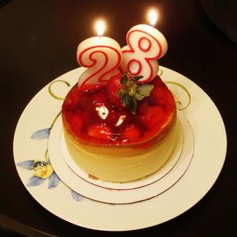 誕生日ケーキ いちごのチーズケーキー 誕生日ケーキ いちごのチーズケーキー チーズケーキ,ケーキ,いちごの写真素材