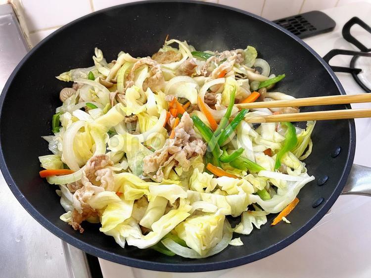 フライパンで野菜炒めを作る様子 調理中,野菜炒め,フライパンの写真素材