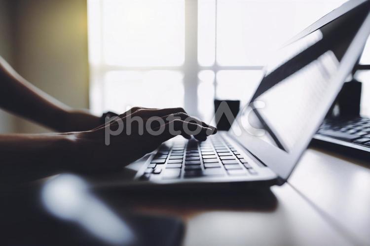 ノートパソコンと女性の手元 ビジネス,パソコン,アップの写真素材