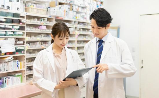 薬剤師・医療スタッフの男女 薬剤師・医療スタッフの男女 男性,女性,男女の写真素材