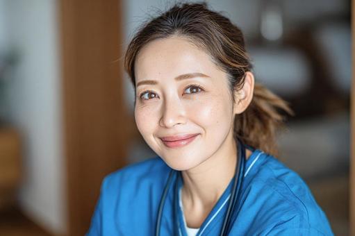 ブルーの医療ユニフォームを着た女性看護師 ブルーの医療ユニフォームを着た女性看護師 女性,仕事,訪問看護の写真素材